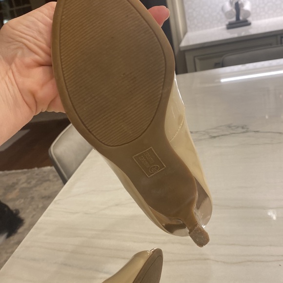 Mootsie tootsie, moabrey. Beige and gold pump. Size 7 1/2. - Picture 11 of 11